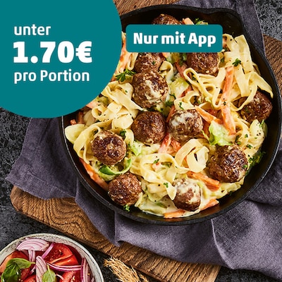 Spitzkohlpfanne mit Hackbällchen und Tomatensalat
