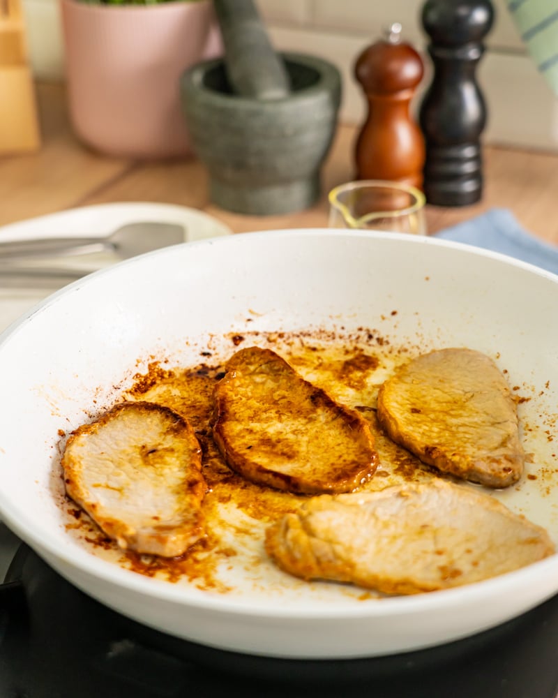 Dieses Bild zeigt wie die Minuten-Schnitzel gebraten werden.
