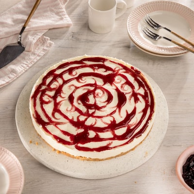 Dieses Bild zeigt unseren Käsekuchen mit Krischen.