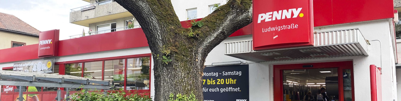 Sie sehen den Eingang vom Penny Markt in Friedberg, Ludwigstr. 16