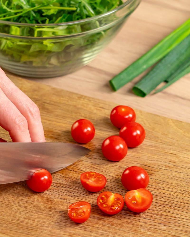 Dieses Bild zeigt wie die Tomaten geschnitten werden.