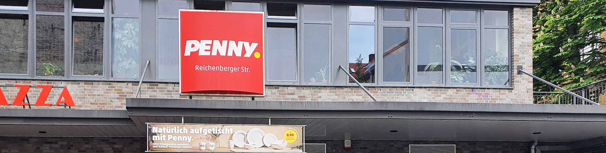 Sie sehen den Eingang vom Penny Markt in Berlin/Kreuzberg Reichenberger Str. 57