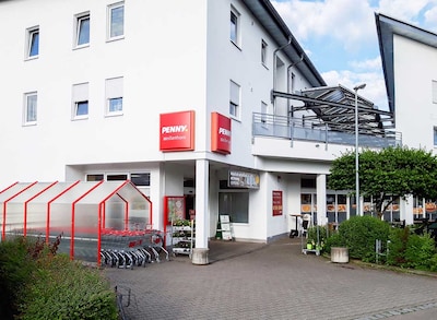 Sie sehen den Eingang vom Penny Markt in Weissenhorn Roggenburger Str. 10