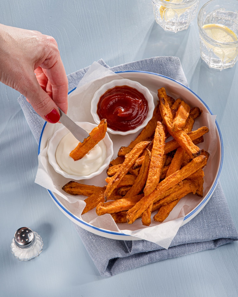 Dieses Bild zeigt, wie die fertigen Pommes gedippt werden.
