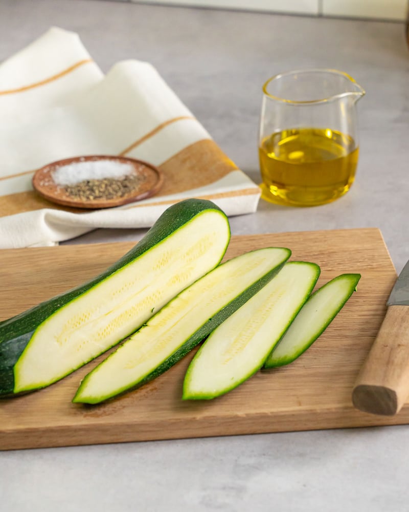 Dieses Bild zeigt wie die Zucchini geschnitten wird.