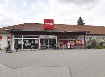 Sie sehen den Eingang vom Penny Markt in Zittau Leipziger Str. 77