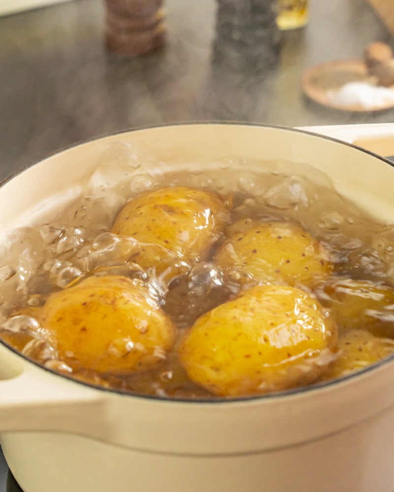 Dieses Bild zeigt wie die Kartoffeln gekocht werden.