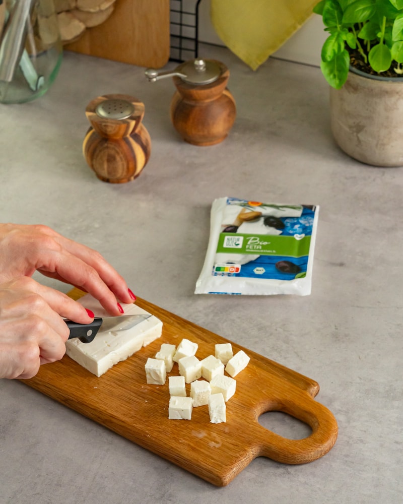 Dieses Bild zeigt wie der Feta gewürfelt wird.