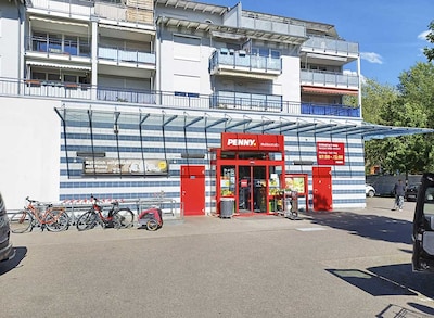 Sie sehen den Eingang vom Penny Markt in Offenburg, Moltkestr. 78-80