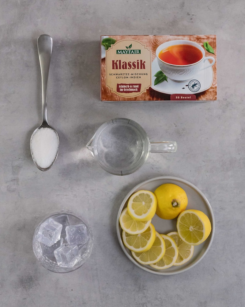 Das Bild zeigt die Zutaten für den Zitronen-Eistee.