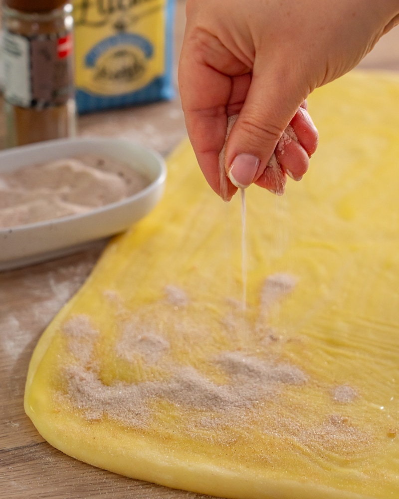 Zimtschnecken-Kuchen mit Blaubeersauce