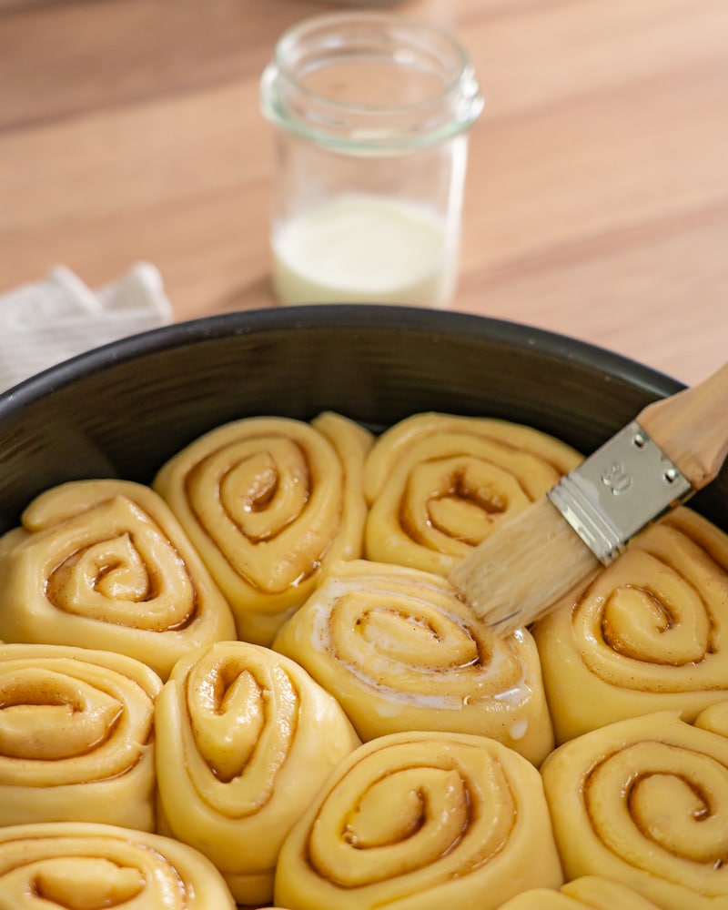 Zimtschnecken-Kuchen mit Blaubeersauce