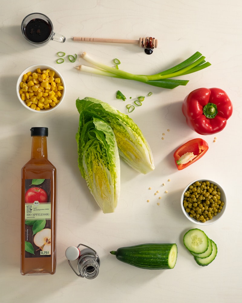 Auf diesem Bild siehst du alle Zutaten für unseren Schichtsalat.