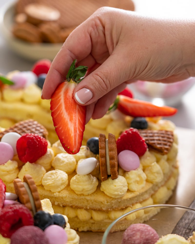 Dieses Bild zeigt wie der Kuchen dekoriert wird.
