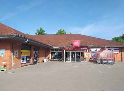 Sie sehen den Eingang vom Penny Markt in Kuehlungsborn, Neue Reihe 94