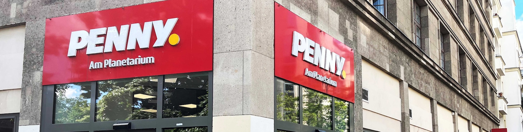 Sie sehen den Eingang vom Penny Markt in Berlin/Prenzlauer Berg Prenzlauer Allee 181