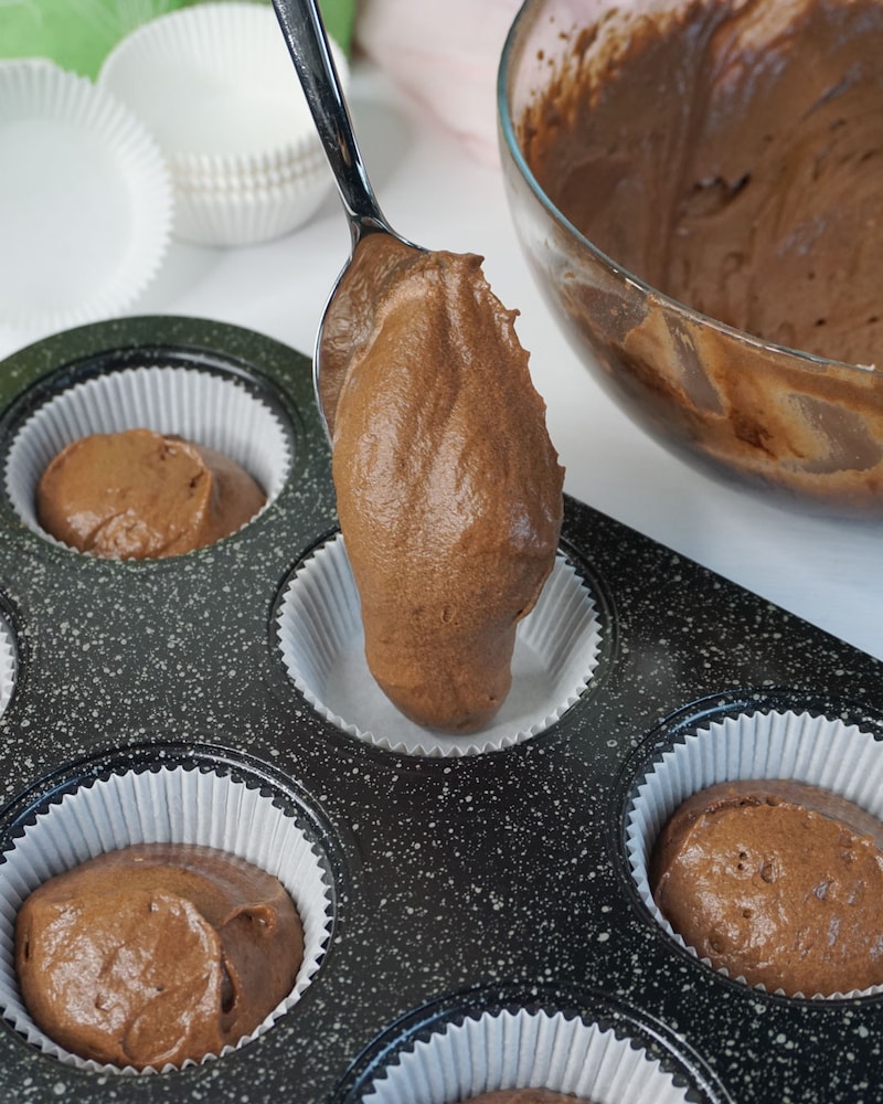 Dieses Bild zeigt wie der Teig in die Muffinfom gegebn wird.