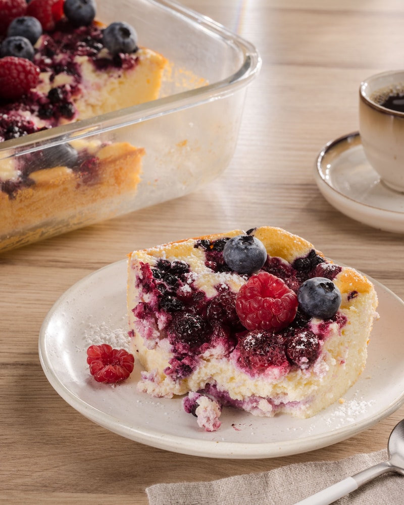 Dieses Bild zeigt den fertigen schnellen Quarkauflauf mit Beeren.