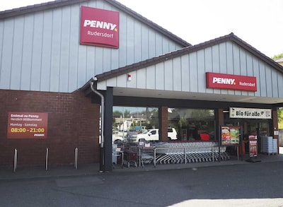 Sie sehen den Eingang vom Penny Markt in Wilnsdorf Dillenburger Str. 54