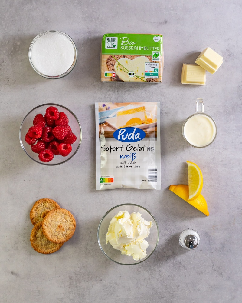 Dieses Bild zeigt die Zutaten für den Herzkuchen.