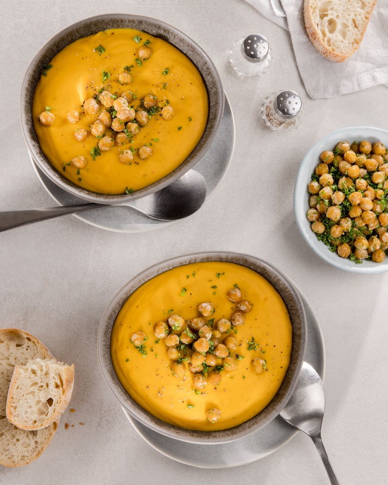Diese Bild zeigt die fertige Kürbissuppe Mediterran.