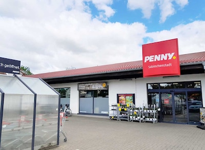 Sie sehen den Eingang vom Penny Markt in Treuenbrietzen Leipziger Str. 152
