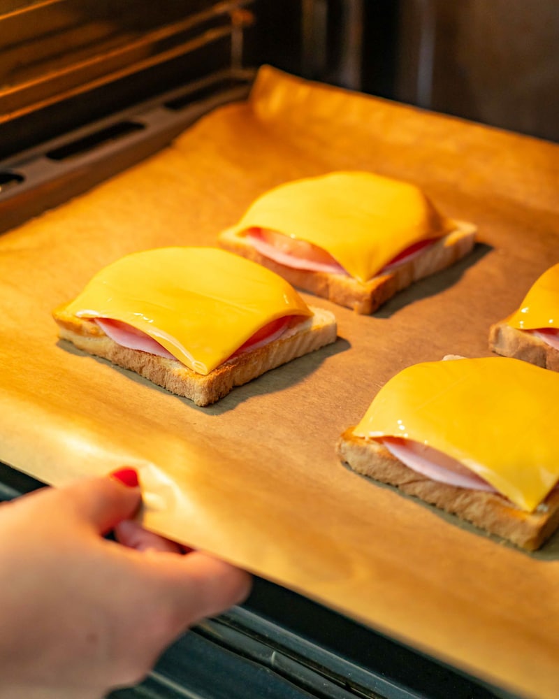 Diese Bild zeigt wie die Toast in den Ofen kommen.