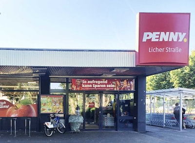 Sie sehen den Eingang vom Penny Markt in Giessen, Heinrich-Fourier-Str. 2
