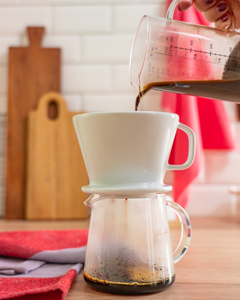 Dieses Bild zeigt das filtern des Kaffeesirup.