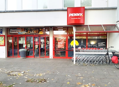 Sie sehen den Eingang vom Penny Markt in Luebeck/St Juergen, Kronsforder Allee 44-46
