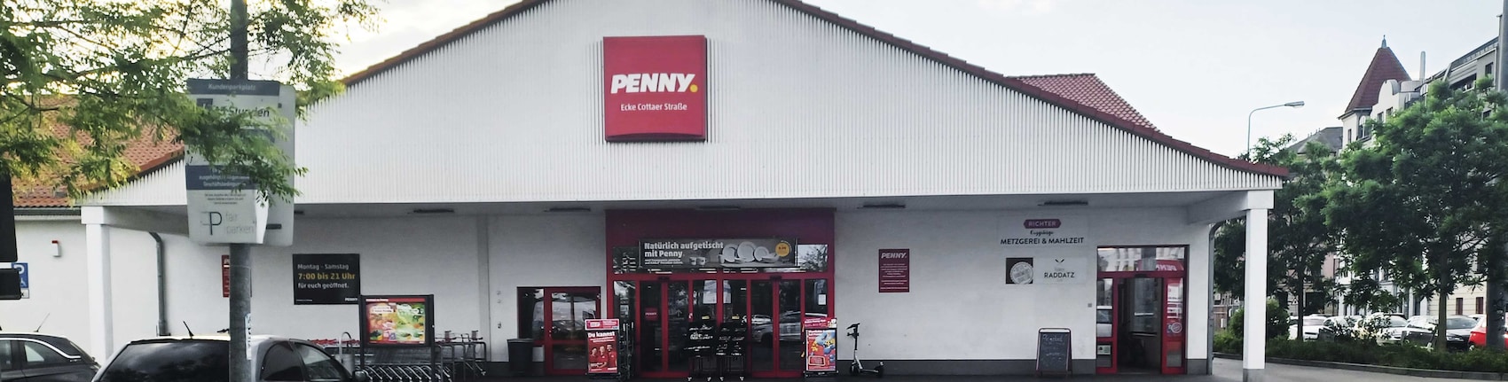 Sie sehen den Eingang vom Penny Markt in Dresden Cottaer Str. 18