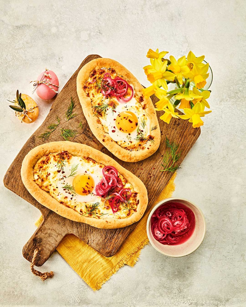 Dieses Bild zeigt die fertigen Khachapuri mit eingelegten Zwiebeln.