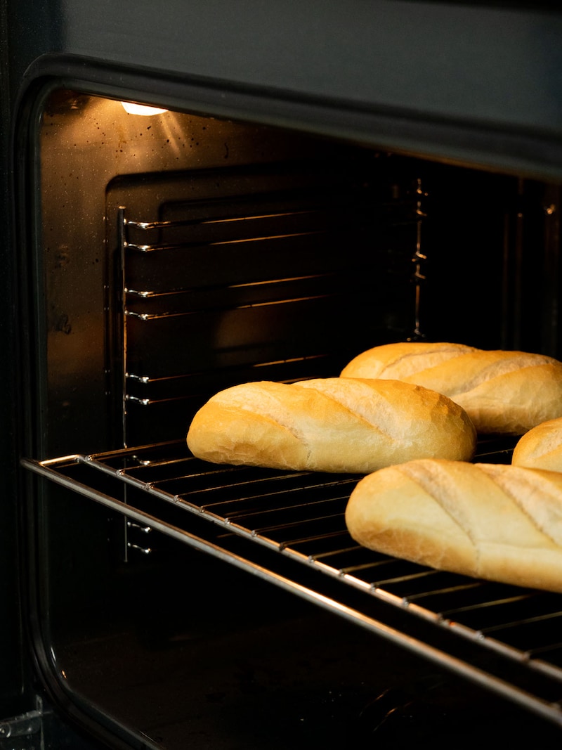 Dieses Bild zeigt wie Brötchen aufgebacken werden.