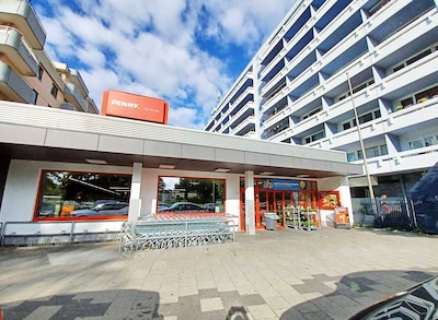 Sie sehen den Eingang vom Penny Markt in Bremerhaven/Mitte, Buergermeister-Smidt-Str.154