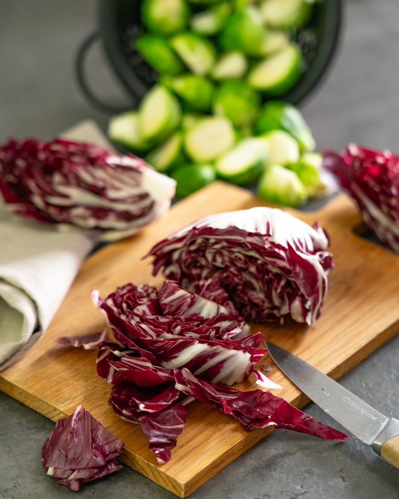 Dieses Bild zeigt das schneiden des Radicchio. 