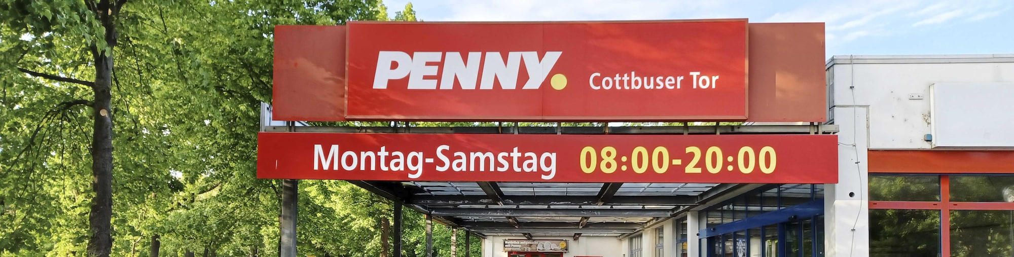 Sie sehen den Eingang vom Penny Markt in Hoyerswerda Cottbuser Tor 1