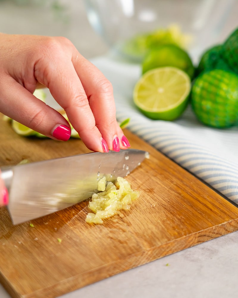Dieses Bild zeigt wie das Fruchtfleisch von der Limette in kleine Stücke geschnitten wird.