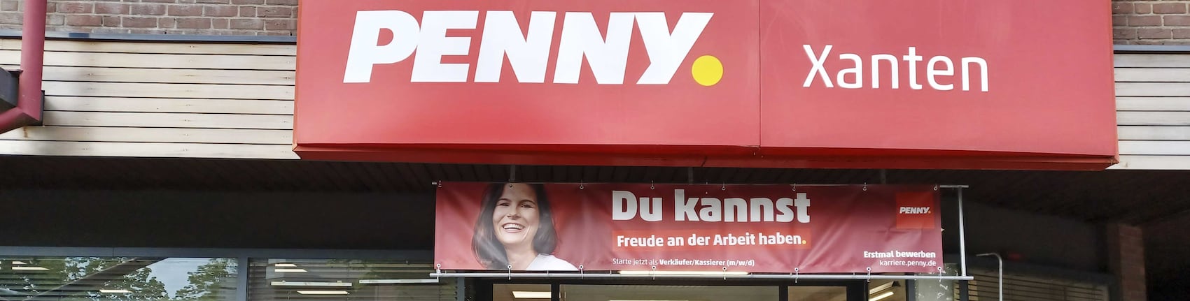 Sie sehen den Eingang vom Penny Markt XantenViktorstr. 12
