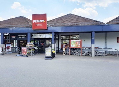 Sie sehen den Eingang vom Penny Markt in Leipzig/Baalsdorf Zweinaundorfer Str. 198