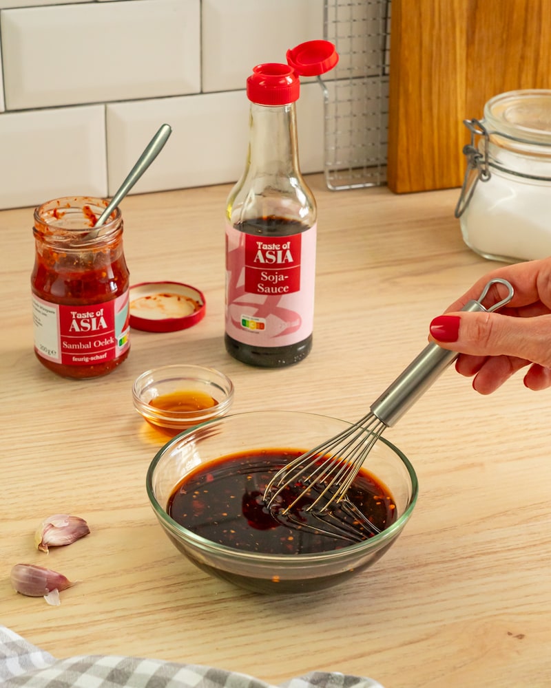 Dieses Bild zeigt wie die Sauce angerührt wird.