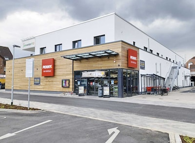 Sie sehen den Eingang vom Penny Markt Voerde Rathausplatz 51