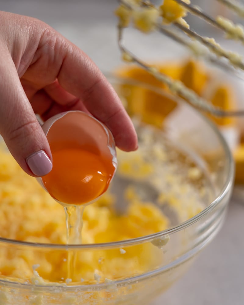 Dieses Bild zeigt Butter, Eier und Zucker.