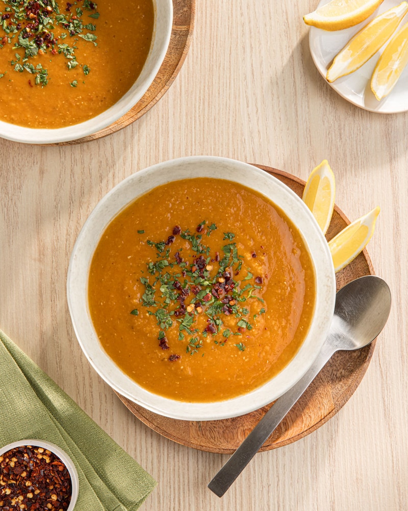 Dieses Bild zeigt das fertige Mercimek Corbası – Rote Linsensuppe.