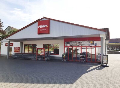 Sie sehen den Eingang vom Penny Markt in Teuchern Goethestr. 3A