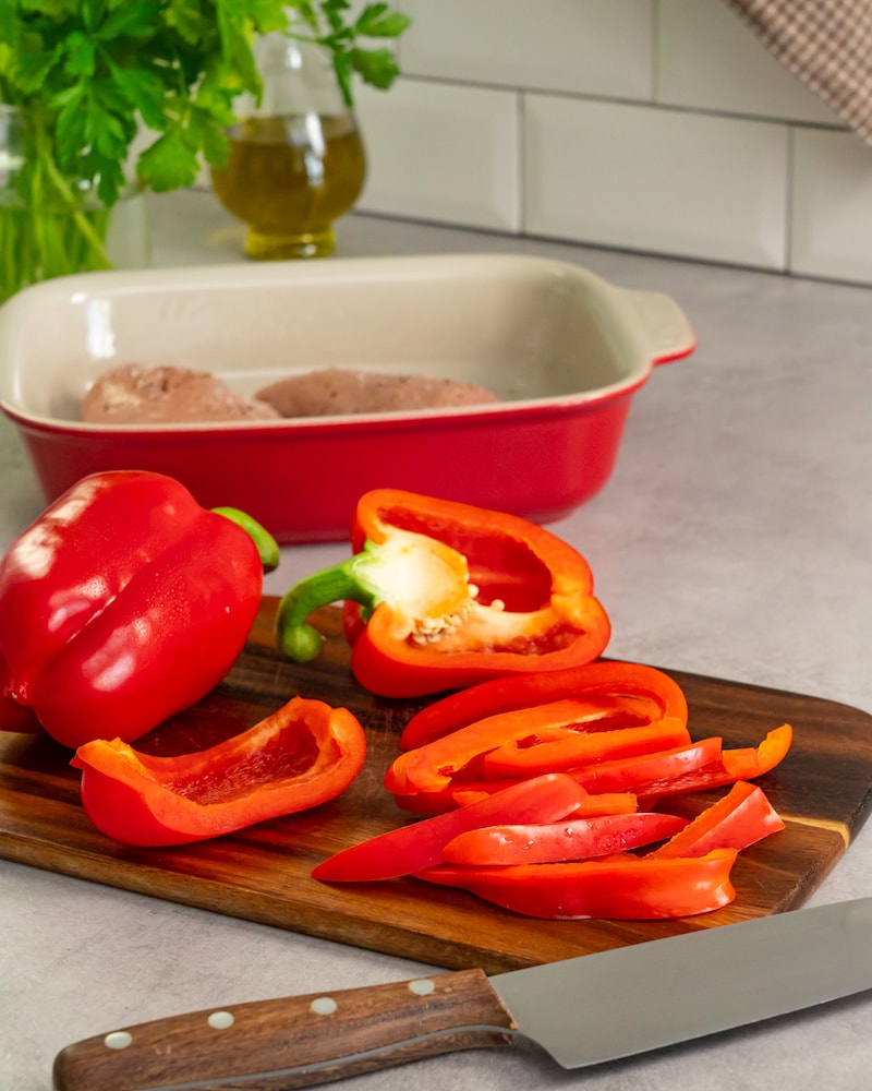 Dieses Bild zeigt wie die Paprika geschnitten werden.
