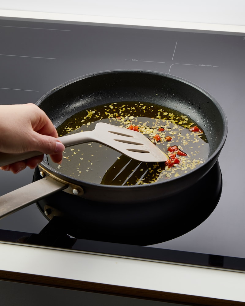 Dieses Bild zeigt wie der Knoblauch angebraten wird.