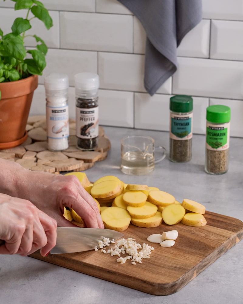 Dieses Bild zeigt wie der Knoblauch gewürfelt wird.