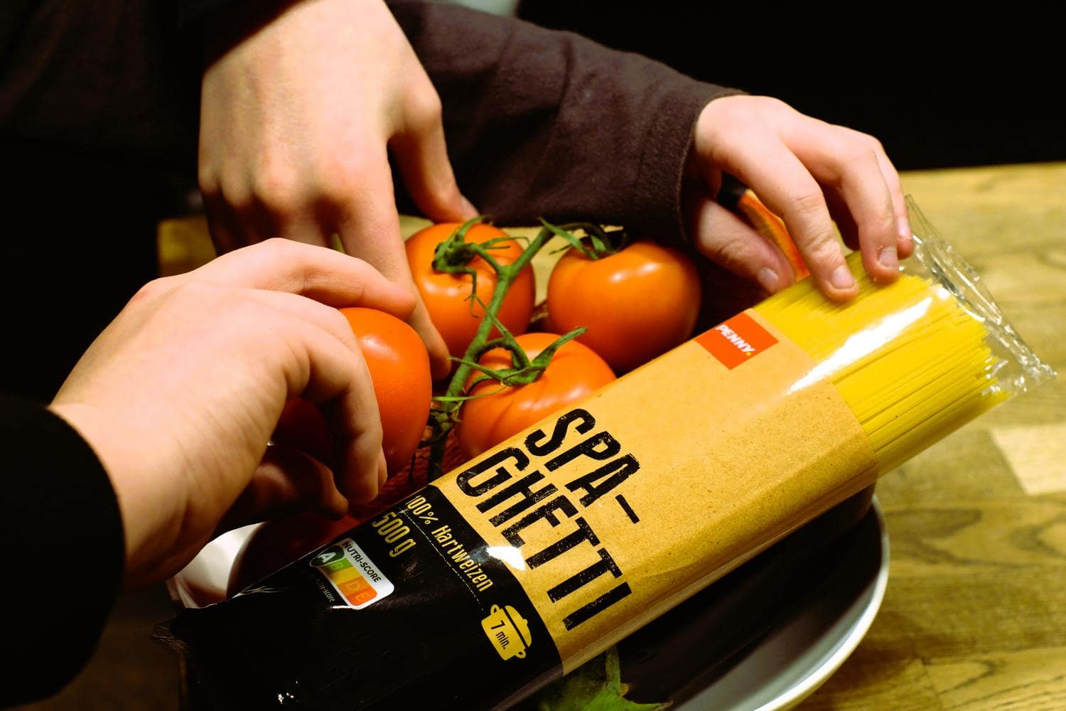 Eine Packung Spaghetti und frische Tomaten