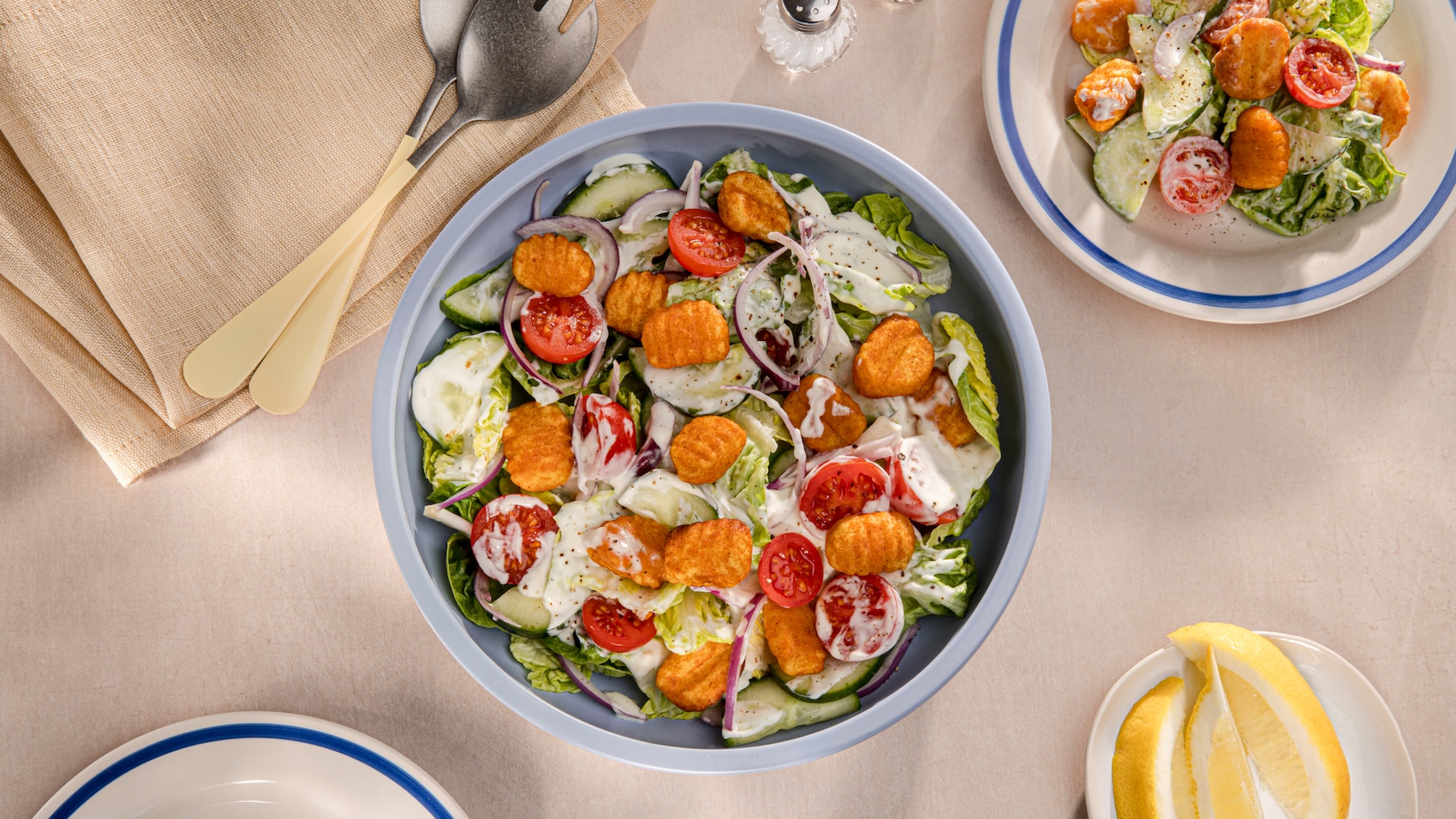 Diese Bild zeigt den fertigen knusprigen Gnocchi Salat.