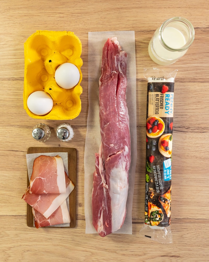 Dieses Bild zeigt die Zutaten für das Schweinefilet im Blätterteigmantel.